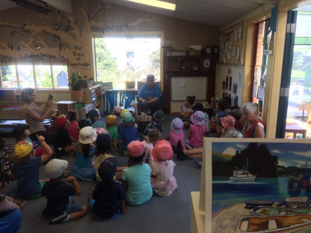 幼稚園に行き、蝶について講演しているところです